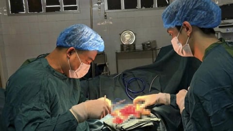 Điện Biên: Cấp cứu bệnh nhân bị dập nát bàn tay do nổ điện thoại khi đang sạc