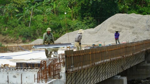 Tất bật thi công cầu cạn giữa đèo Đại Ninh hiểm trở để Quốc lộ 28B sớm hoàn thành