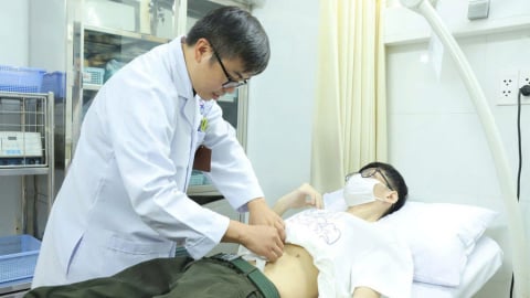 TP Hồ Chí Minh: Lối sống ăn uống thất thường khiến nam sinh 19 tuổi bị tiêu cơ, thủng dạ dày
