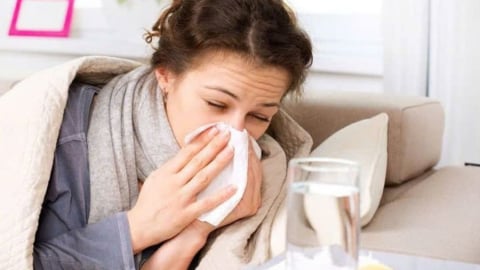 Mặc quần áo ướt dưới mưa có gây hại cho sức khỏe không?
