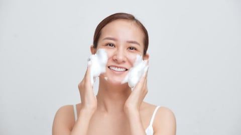 Rửa mặt bằng máy hay bằng tay sẽ sạch hơn?