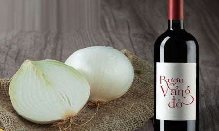 Bài thuốc hành tây ngâm rượu vang