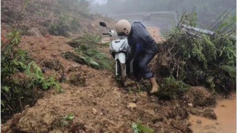 Quảng Trị: lực lượng chức năng trắng đêm sơ tán người dân khu vực ngập lụt