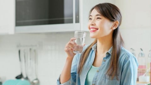 Uống ít nước có gây rụng tóc không?