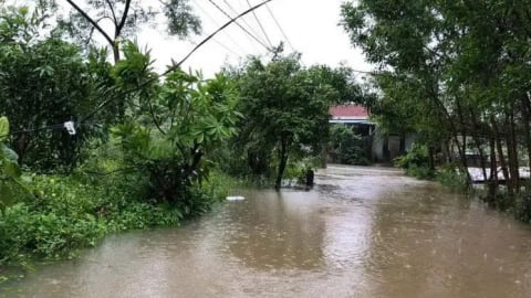 Quảng Trị: Người đàn ông bị điện giật tử vong khi giúp con gái chống lũ