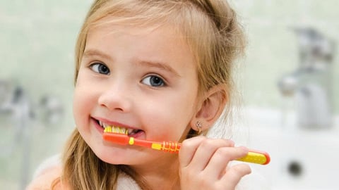 Chăm sóc răng miệng đúng cách cho trẻ dưới 6 tuổi