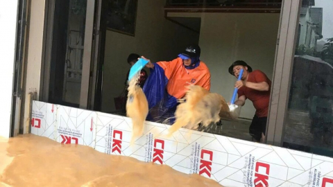 Lạng Sơn: Mưa lớn trong giờ trưa khiến nhiều tuyến phố và khu dân cư bị ngập nặng