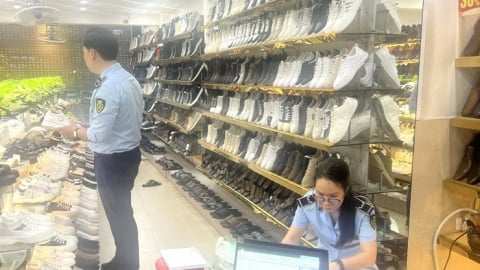 Hà Nội: Tạm giữ hơn 2.500 sản phẩm giày dép giả mạo và không rõ nguồn gốc