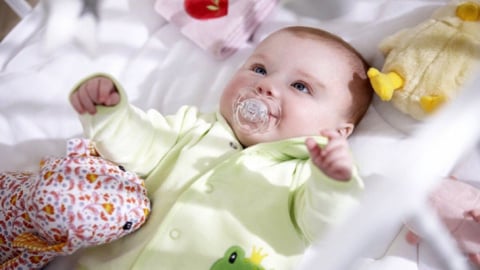 Khi nào nên cai ti giả cho trẻ để tránh ảnh hưởng đến răng miệng?