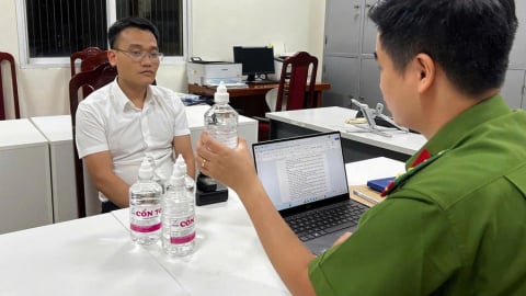 Hà Nội: Phó Chủ tịch UBND thị trấn Chúc Sơn bị bắt vì làm giả cồn y tế