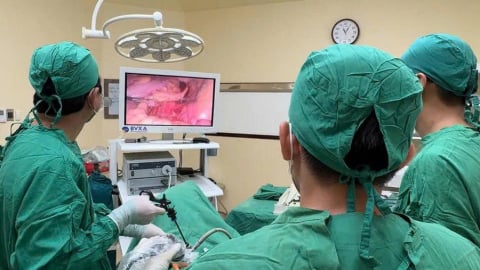 Vĩnh Long: Phẫu thuật thành công bóc tách khối u đại tràng cho bệnh nhân 65 tuổi