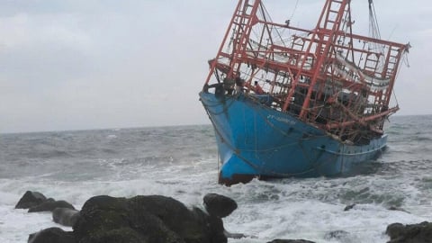Quảng Ninh: Cứu nạn 9 thuyền viên trên tàu cá Hải Phòng bị mắc cạn do dông lốc