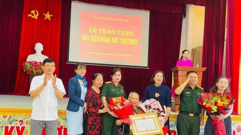 Nghệ An: Lễ trao tặng Huy hiệu Đảng và sinh hoạt chuyên đề tại Đảng ủy phường Hà Huy Tập