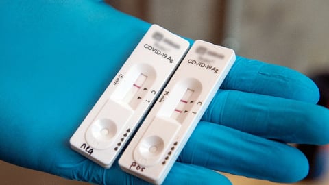 Test nhanh COVID-19 âm tính nhưng vẫn có triệu chứng: Vì sao?