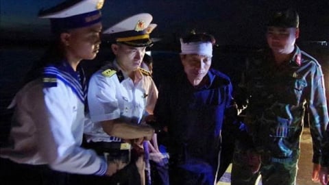 Khánh Hoà: Cấp cứu kịp thời ngư dân bị tai nạn lao động khi đánh bắt hải sản ở Trường Sa