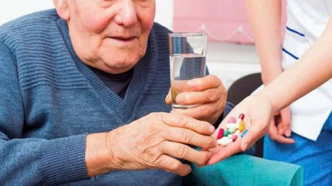 Thực phẩm chức năng cho người già: Chọn đúng để không “tiền mất tật mang”