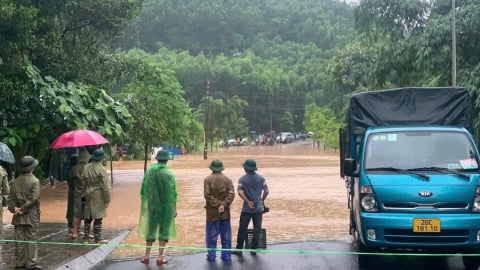 Mưa lớn gây sạt lở khiến 1 người tử vong, nhiều nơi bị ngập nặng