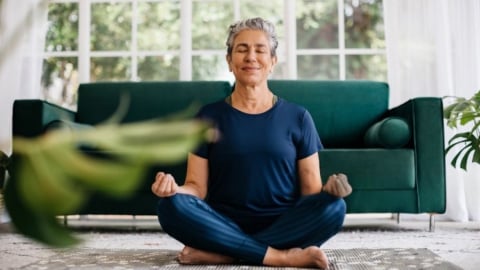 Tập yoga giúp giảm đau khớp gối ở phụ nữ lớn tuổi