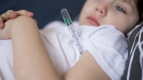 Mẹo xử lý khi trẻ bị sốt tại nhà