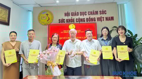 Hội Giáo dục chăm sóc sức khỏe cộng đồng Việt Nam trao quyết định thành lập 6 Chi hội trực thuộc