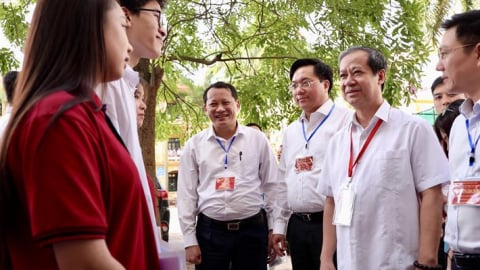 Bộ trưởng Bộ GDĐT động viên thí sinh, cán bộ làm công tác thi tốt nghiệp THPT 2025