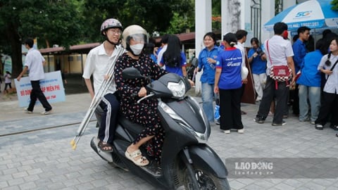 Thí sinh Điện Biên chống nạng vào phòng thi