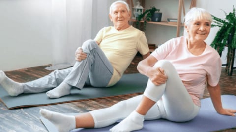Ngủ ngon hơn tuổi già nhờ yoga, thiền và liệu pháp mùi hương