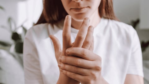 Tê tay thường xuyên: Dấu hiệu cảnh báo bệnh gì?