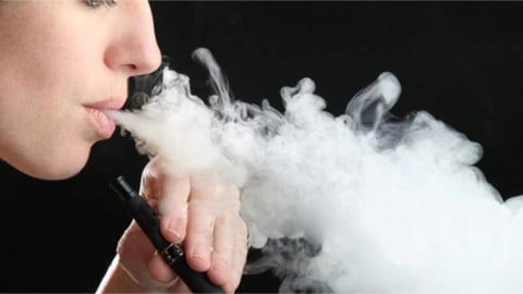 Giới trẻ đối mặt nguy cơ ngộ độc từ thuốc lá điện tử
