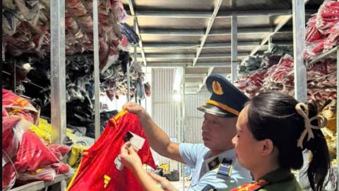 Hà Nội: Kiểm tra đột xuất một cơ sở kinh doanh, phát hiện hơn 35.000 bộ quần áo giả mạo nhãn hiệu