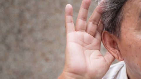 Suy giảm thính lực âm thầm cướp đi niềm vui tuổi già