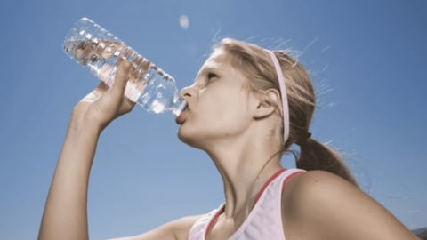 Đừng để cách uống nước sai lầm làm hại cơ thể bạn