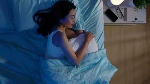 Tại sao không nên để điện thoại gần giường ngủ?
