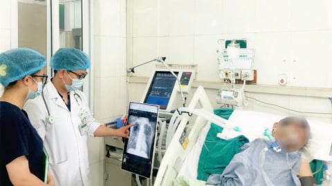Hà Nội: Điều trị cho 2 nam bệnh nhân nguy kịch, biến chứng nặng do mắc sởi