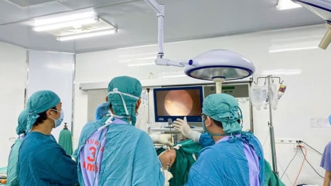 Phú Thọ: TTYT khu vực Cẩm Khê thoát khỏi tình trạng đau vai dai dẳng nhờ phẫu thuật nội soi khâu chóp xoáy