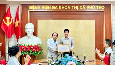 Phú Thọ: Trao giấy khen cho đồng chí Trần Minh Tuấn phó Giám đốc Bệnh viện đa khoa khu vực Phú Thọ
