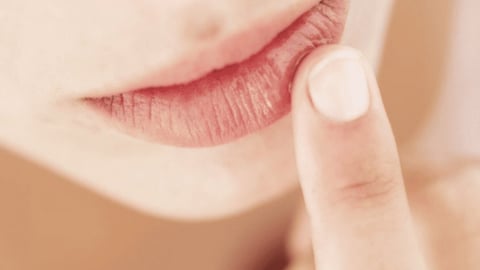 Son lên màu không đều: Nguyên nhân đơn giản chị em cần thuộc 'nằm lòng'