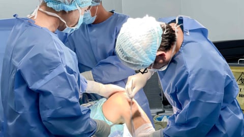 Vinmec Cần Thơ phẫu thuật thành công chấn thương khớp gối do đá bóng, thực hiện bởi giáo sư từng điều trị cầu thủ chuyên nghiệp