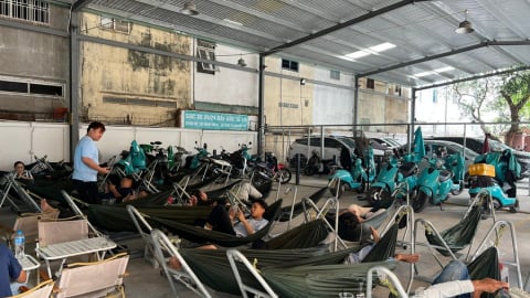 Quán cafe kiêm trạm sạc xe điện nở rộ và bài toán để đảm bảo an toàn cháy nổ