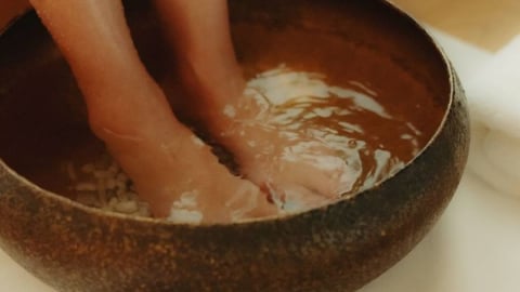 Ngâm chân mỗi ngày mang tới nhiều lợi ích sức khỏe mà bạn không ngờ tới
