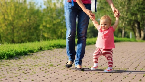 Một số lưu ý về dấu hiệu trẻ sắp biết đi, biết nói