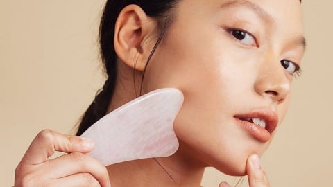 Guasha: Bí quyết massage giúp mặt V-line thon gọn