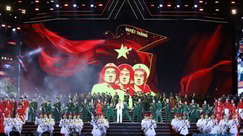 “Dưới cờ vinh quang” – Khúc tráng ca nghệ thuật kỷ niệm 80 năm Cách mạng Tháng Tám