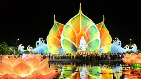 TP. Hồ Chí Minh: Đêm cầu nguyện cho hòa bình tại Vesak 2025 được thắp sáng từ hàng nghìn ngọn hoa đăng