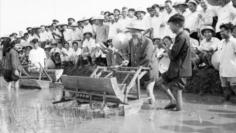 Chủ tịch Hồ Chí Minh - Tấm gương đạo đức sáng ngời, cả cuộc đời vì nước vì dân