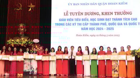 Quận Hoàn Kiếm tuyên dương giáo viên tiêu biểu và học sinh xuất sắc năm học 2024 - 2025