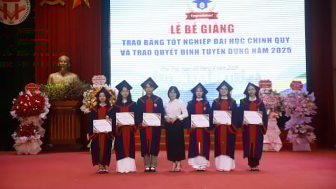 Hơn 740 sinh viên tốt nghiệp trong Lễ bế giảng trang trọng tại Đại học Hùng Vương