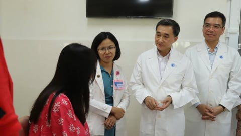 Bộ Y tế tuyên dương ê-kíp thực hiện ca thông tim bào thai cho sản phụ người Singapore