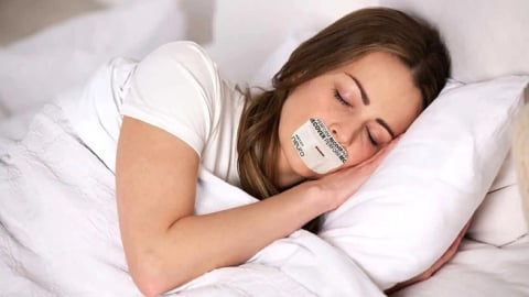 Trào lưu “dán miệng khi ngủ” và những rủi ro có thể xảy ra