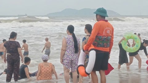 Nghệ An: Cứu hộ thành công hơn 20 người bị sóng cuốn ở biển Cửa Lò